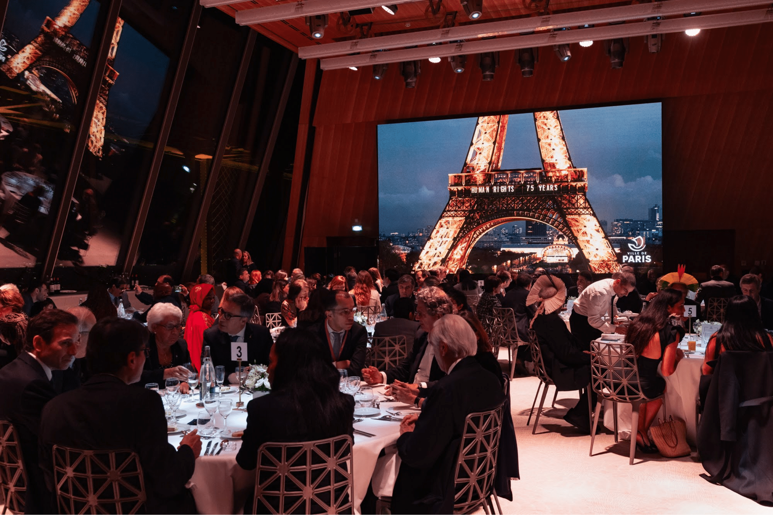 Diner-a-la-Tour-Eiffel-dans-le-cadre-du-75e-anniversaire-de-la-reconnaissance-internationale-des-droits-humains-_-Guillaume-Bontemps-2